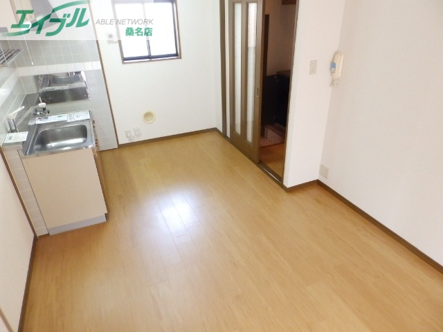 居室・リビング　同物件別室反転写真