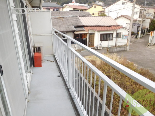 バルコニー　ゆったりバルコニー風通しもバッチリで洗濯物も乾きますよ