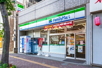 コンビニ　ファミリーマート平岸駅前店（コンビニ）まで16m