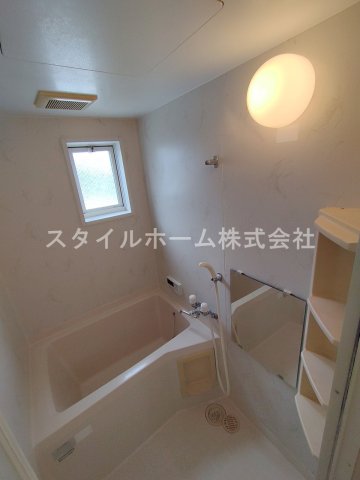 バス・シャワールーム　同建物内別部屋の写真です。