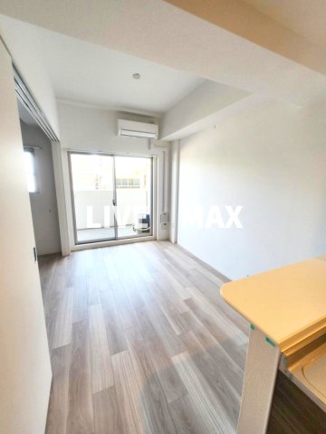居室・リビング　お部屋によって壁紙・床の色が異なります。