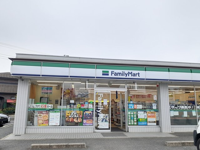 コンビニ　ファミリーマート（コンビニ）まで400m