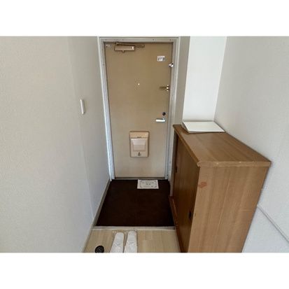 ＪＲ京浜東北線 浦和駅 バス乗車時間：15分 最寄りバス停で下車 徒歩1分 5階建 築48年の玄関写真