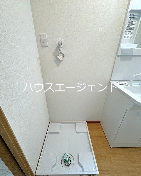 その他　洗濯機置き場は室内にございます。※参考画像