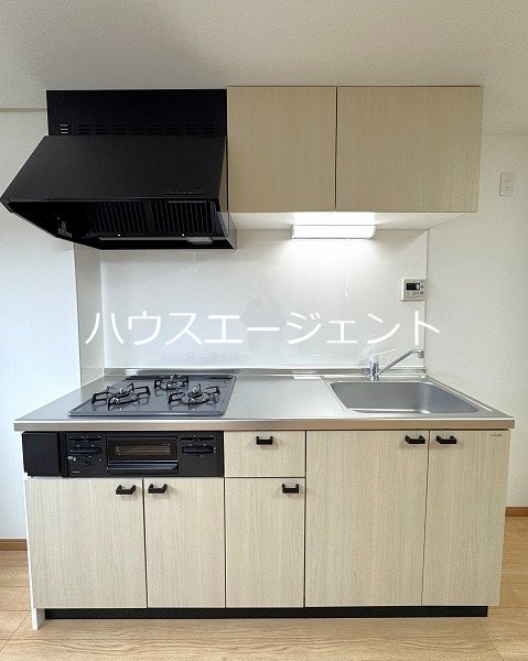 キッチン　3口ガスコンロのシステムキッチンです。※参考画像