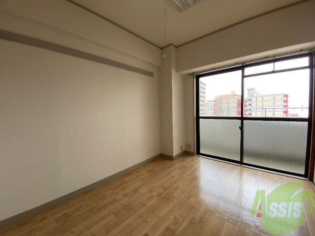 居室・リビング　広々としたお部屋で陽ざしもさして暖かいです。