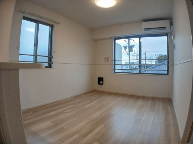 ＪＲ東海道本線 岐阜駅 バス乗車時間：13分 最寄りバス停で下車 徒歩2分 3階建 築2年の居間写真