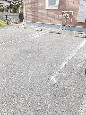 駐車場　駐車場があるので、車を買う予定の方も安心です