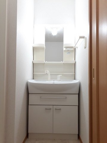 洗面設備　コンパクトで使いやすい洗面所