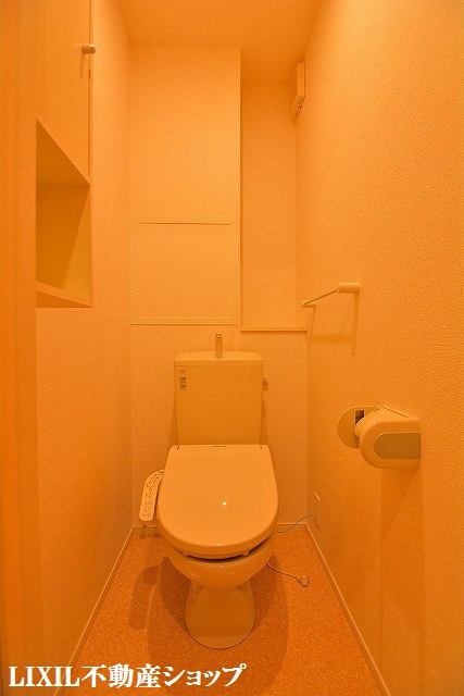 トイレ　収納のある温水洗浄便座付のトイレです。