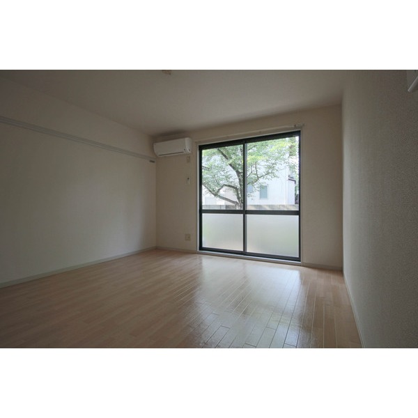 居室・リビング　同じ建物の別のお部屋