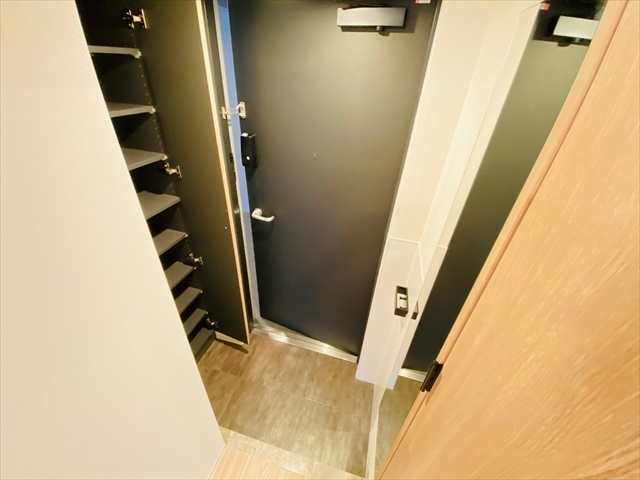 玄関　同一建物内１００３号室内装写真転載
