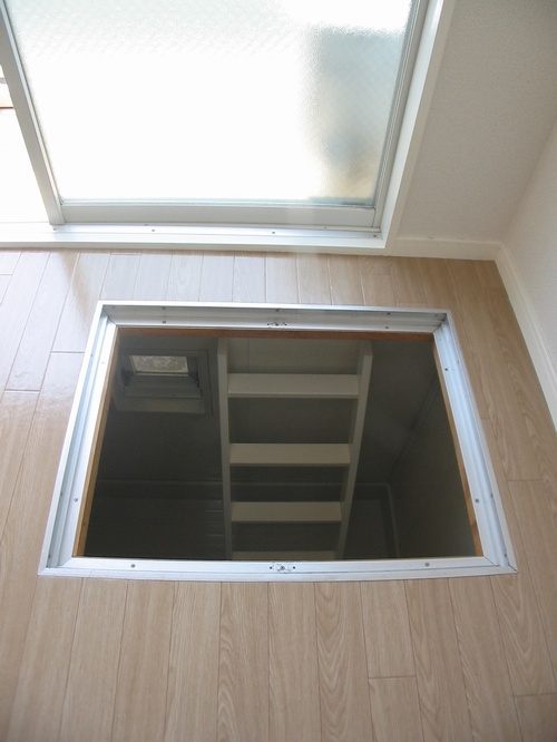 その他　地下収納庫入口