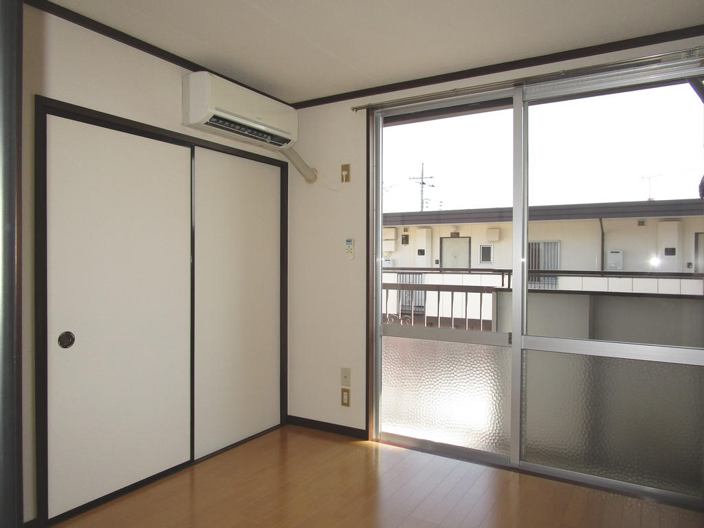 居室・リビング　南西居室　陽当たり〇　エアコン・収納有