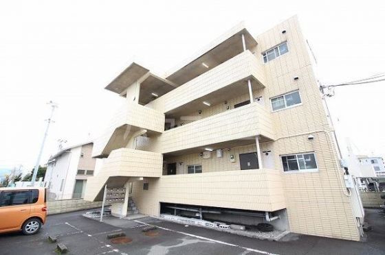 三島市松本のマンションの建物外観