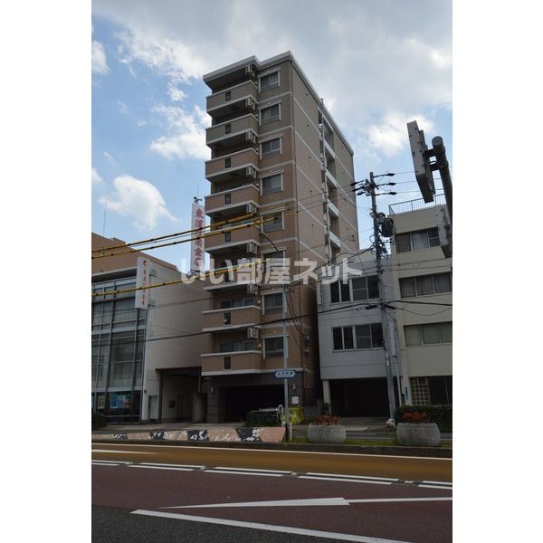 名古屋市東区出来町のマンションの建物外観