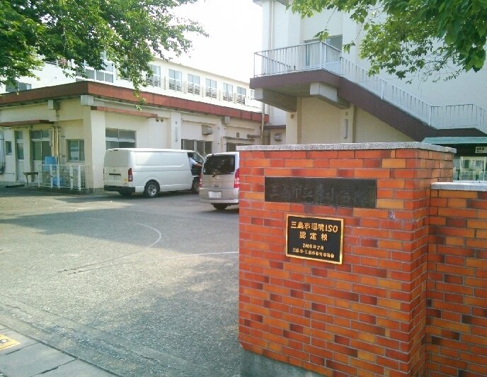 【三島市谷田のマンションの小学校】