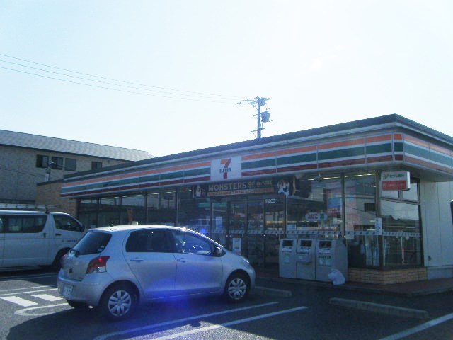 【リーブルファイン新田町　2号棟のコンビニ】