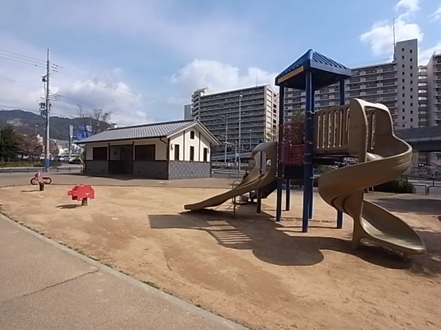 【神戸市中央区御幸通のマンションの公園】