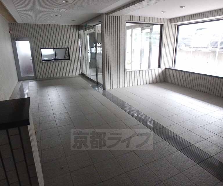 【長岡京市奥海印寺のマンションのロビー】