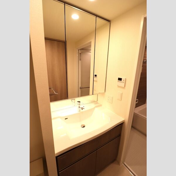 洗面設備　スペースが確保できる洗面所です