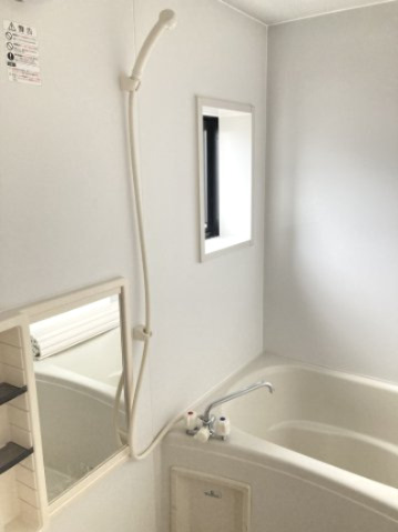 バス・シャワールーム　小窓があるので日当たり良好です