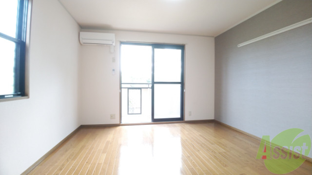 居室・リビング　８帖のリビングは収納と窓があり、陽の光が気持ちよく差します