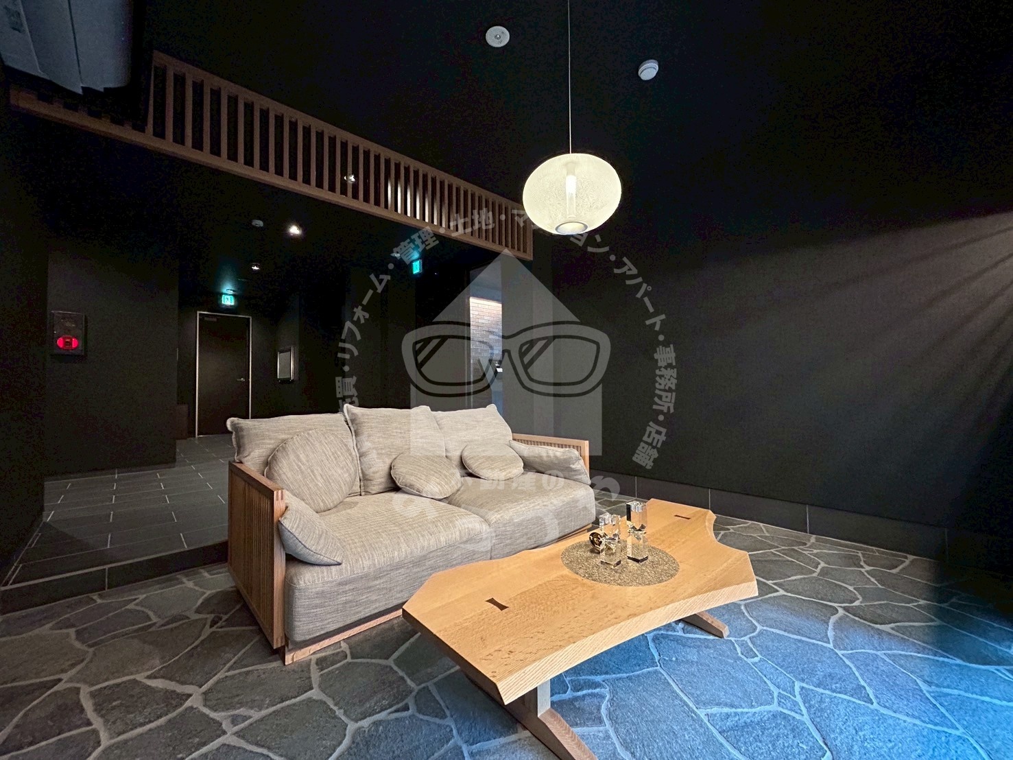 エントランス　ホテルのフロントのような落ち着いた高級感あるエントランスです