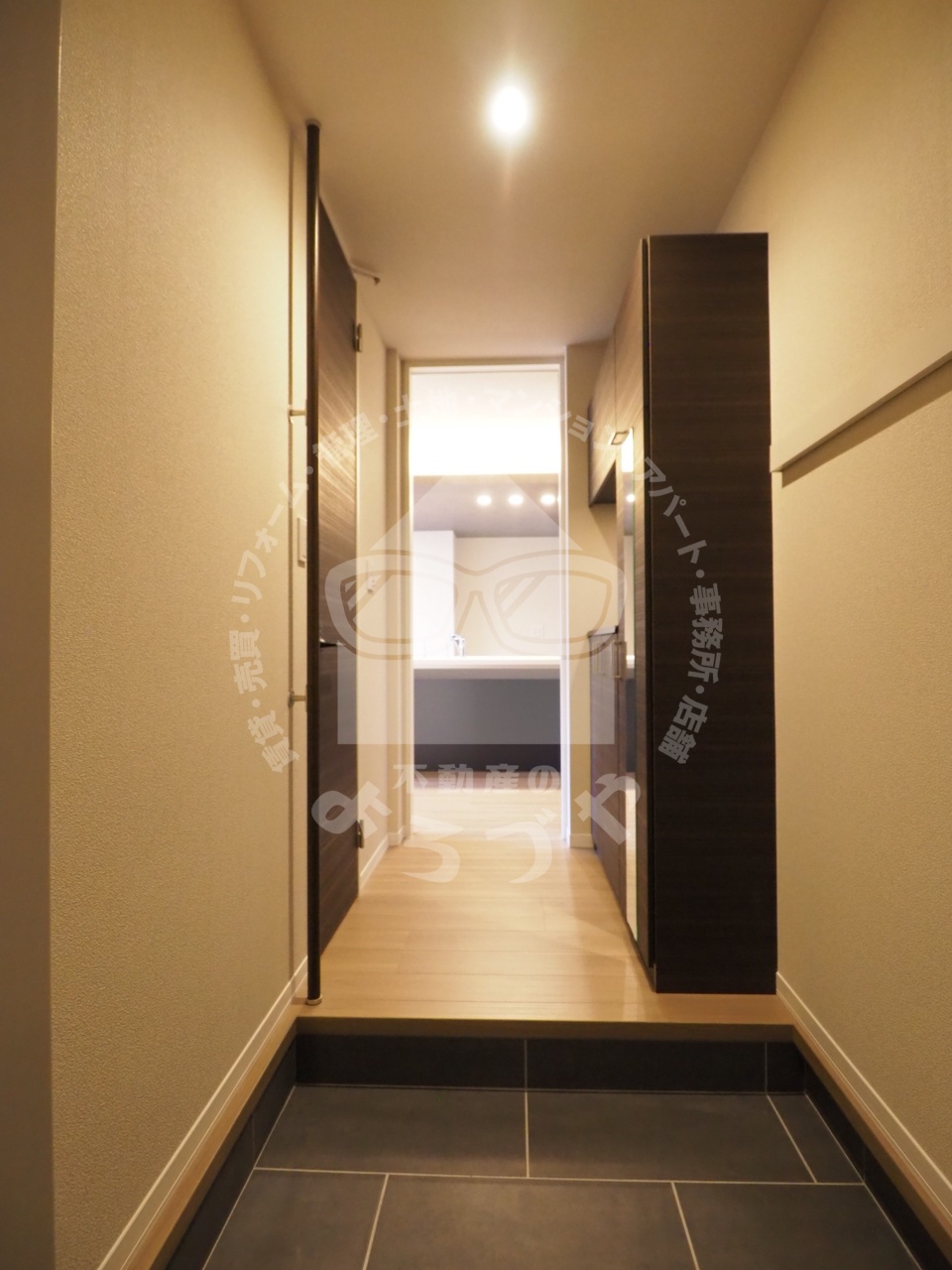 玄関　ゆったりした玄関スペースはシューズボックスも完備されています