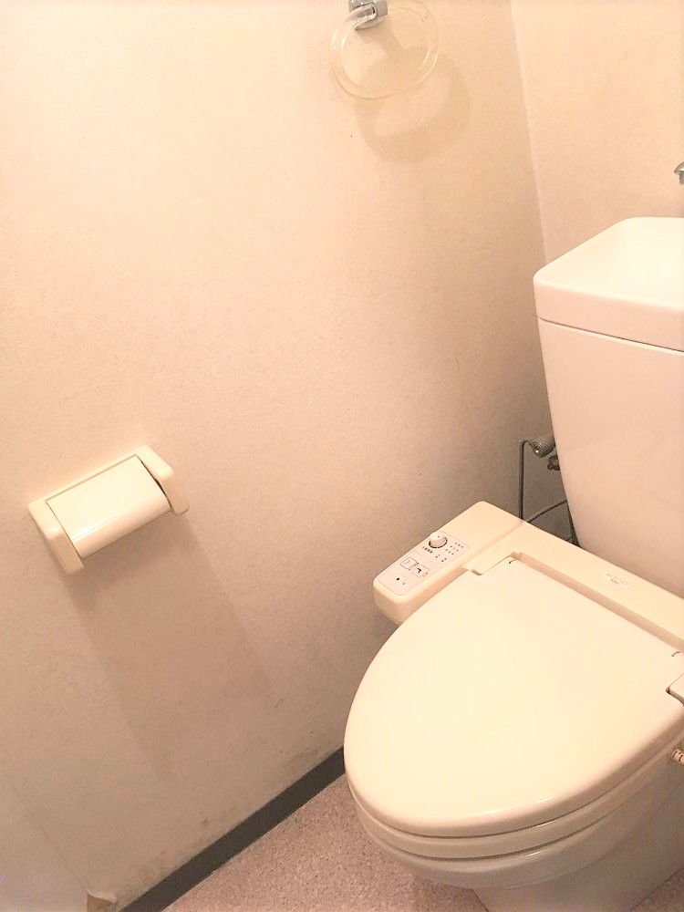 トイレ　温水洗浄便座付きのトイレです