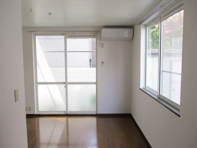 居室・リビング　2面採光の明るい洋室です