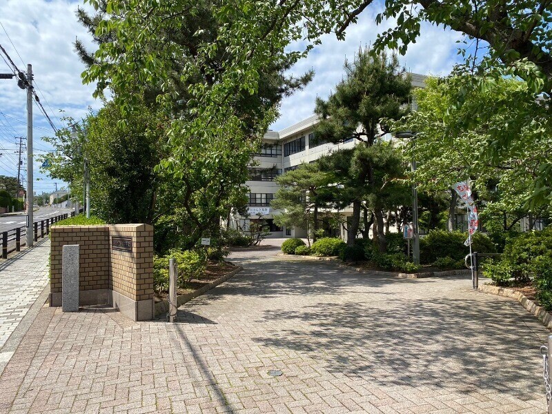 中学校　新潟市立寄居中学校（中学校）まで554m