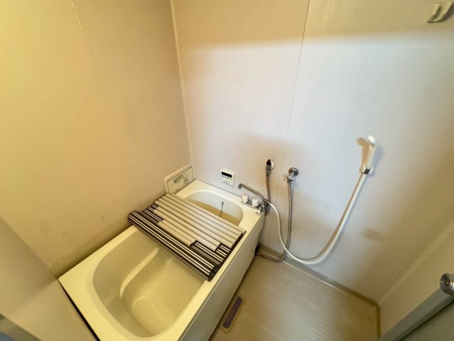 バス・シャワールーム　追い焚き機能が付いております。何度でもお湯を温められ、水道で