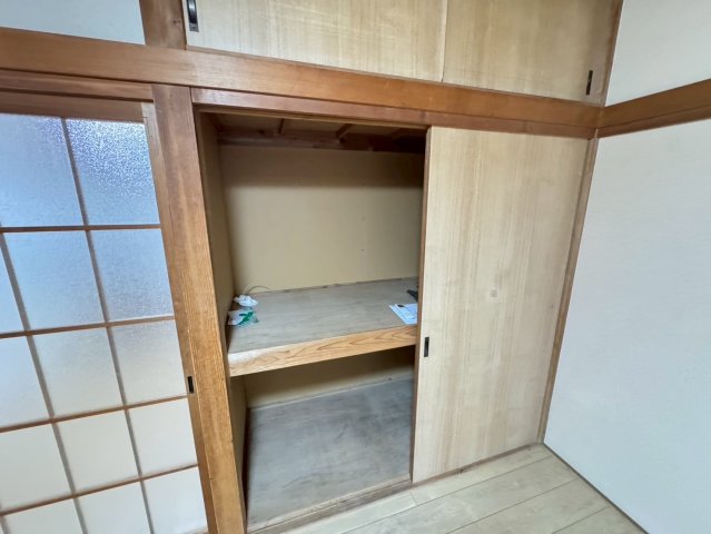 収納　収納力のある押入れがあります。奥行があるので衣装ケースもその