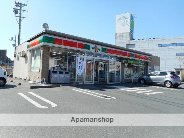 コンビニ　ファミリーマート（コンビニ）まで1261m