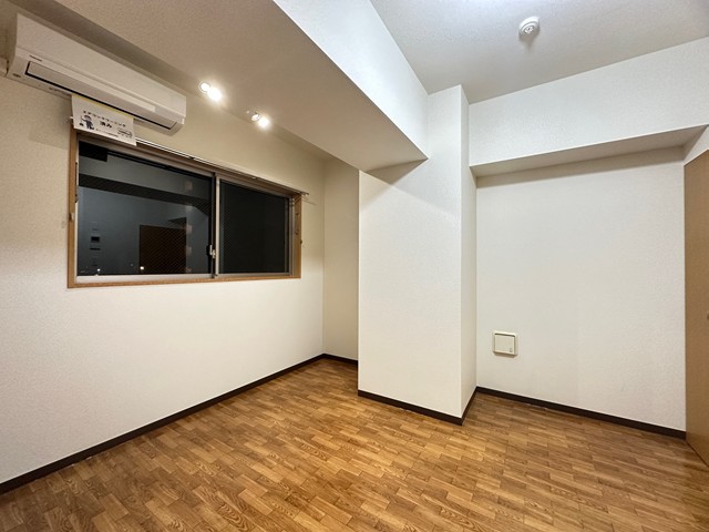 居室・リビング　洋室7.4帖☆バルコニーに繋がる角部屋二面採光のお部屋です！