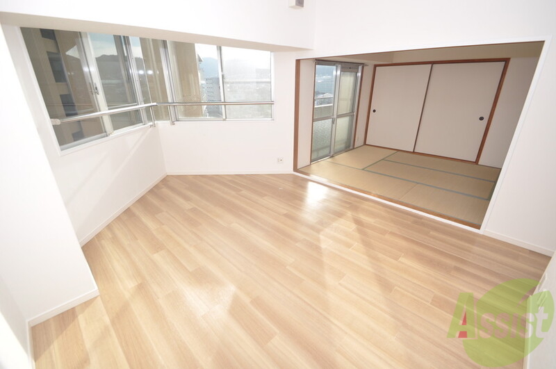 居室・リビング　広くて明るいリビングはご家族全員がリラックスできる空間。