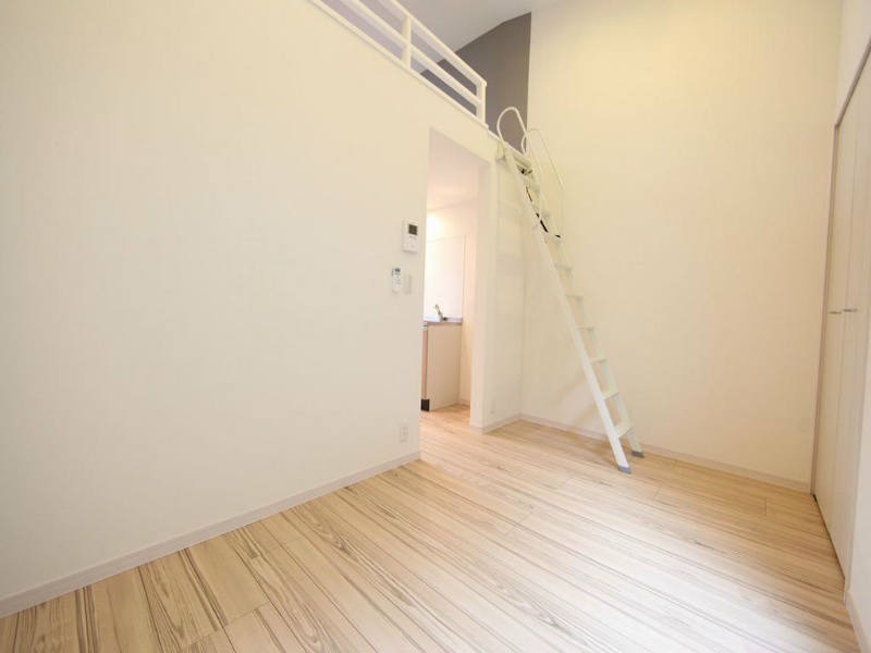 居室・リビング　洋室7.9帖　ロフト5.7帖（収納にも寝室にも使えます）