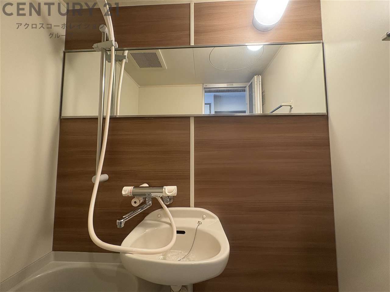 洗面設備　浴室内に洗面台付き！