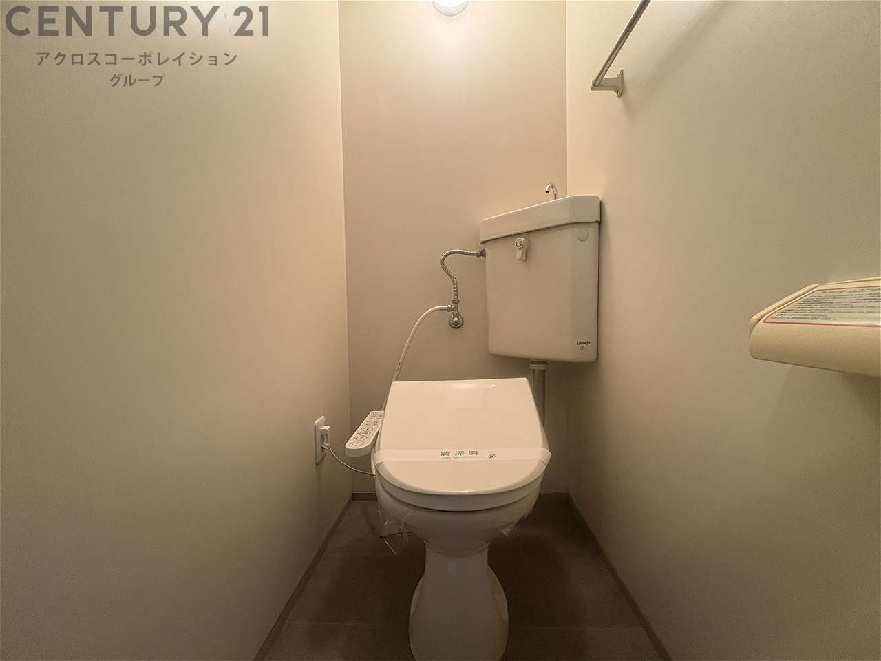 トイレ　温水洗浄暖房便座ついています！