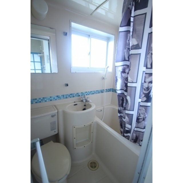 バス・シャワールーム　換気しやすい窓つき浴室