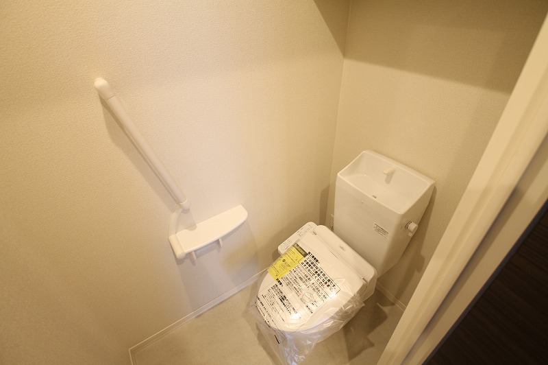 トイレ　※写真は同物件同間取りの別部屋となります。