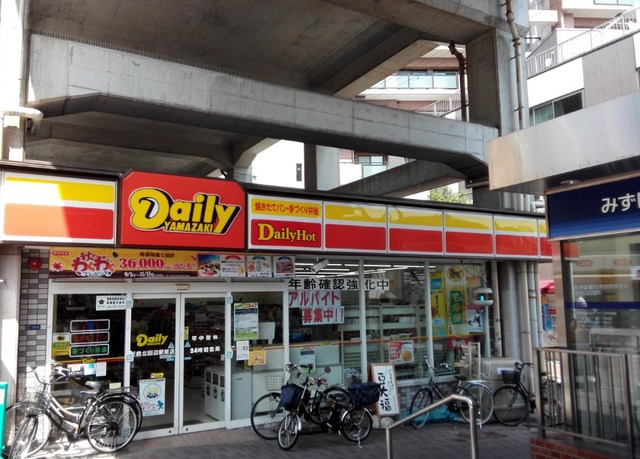 コンビニ　デイリーヤマザキ近鉄北田辺駅前店（コンビニ）まで497m