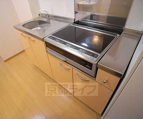 キッチン　２口コンロのシステムキッチン。