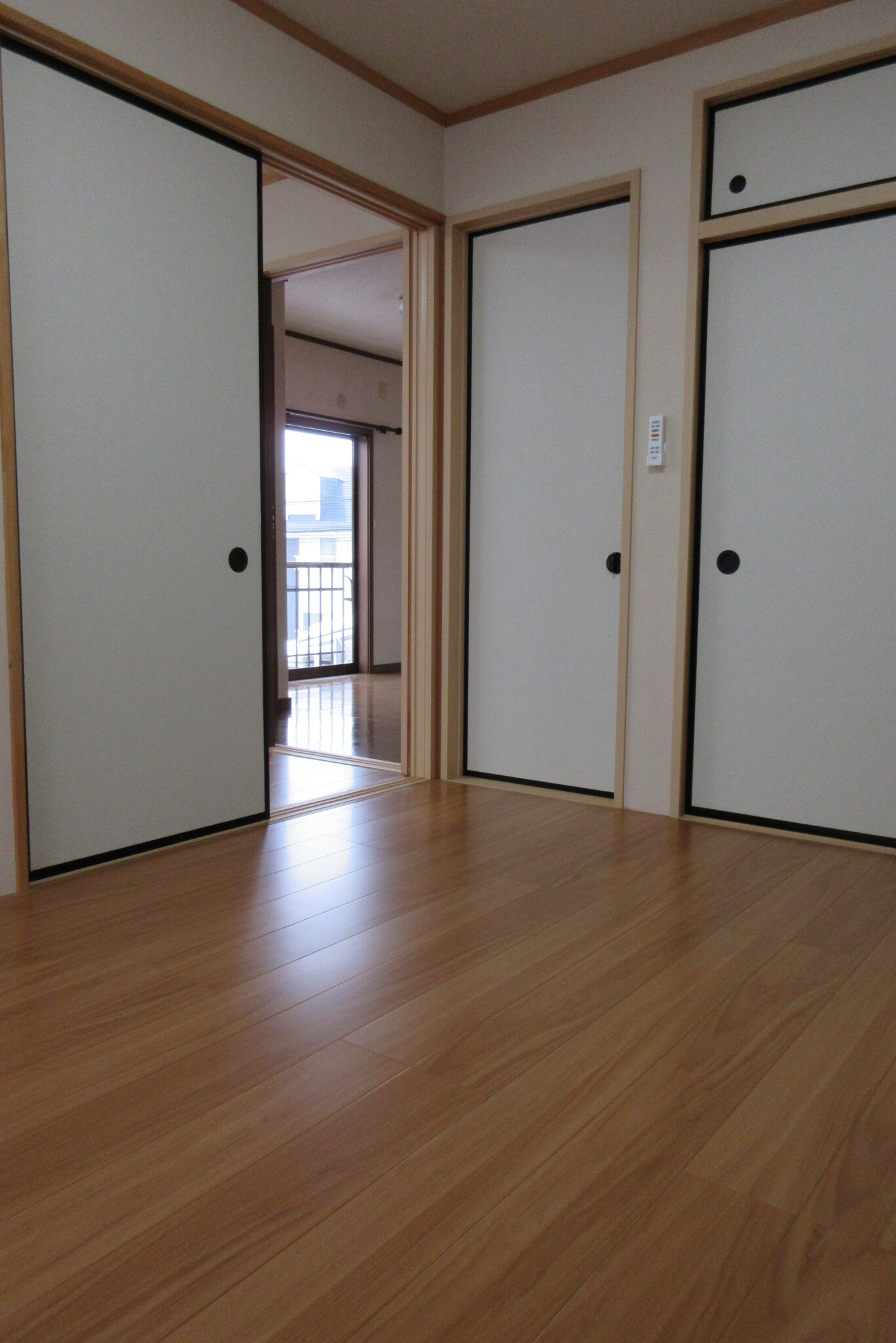 収納　南東側洋間です。こちらには収納がたくさんございます