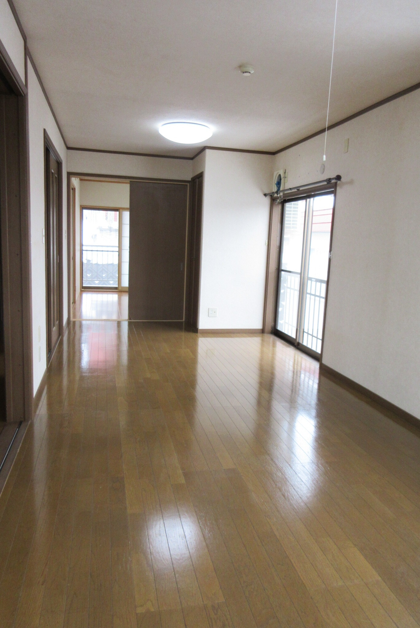 居室・リビング　広いリビングとなります