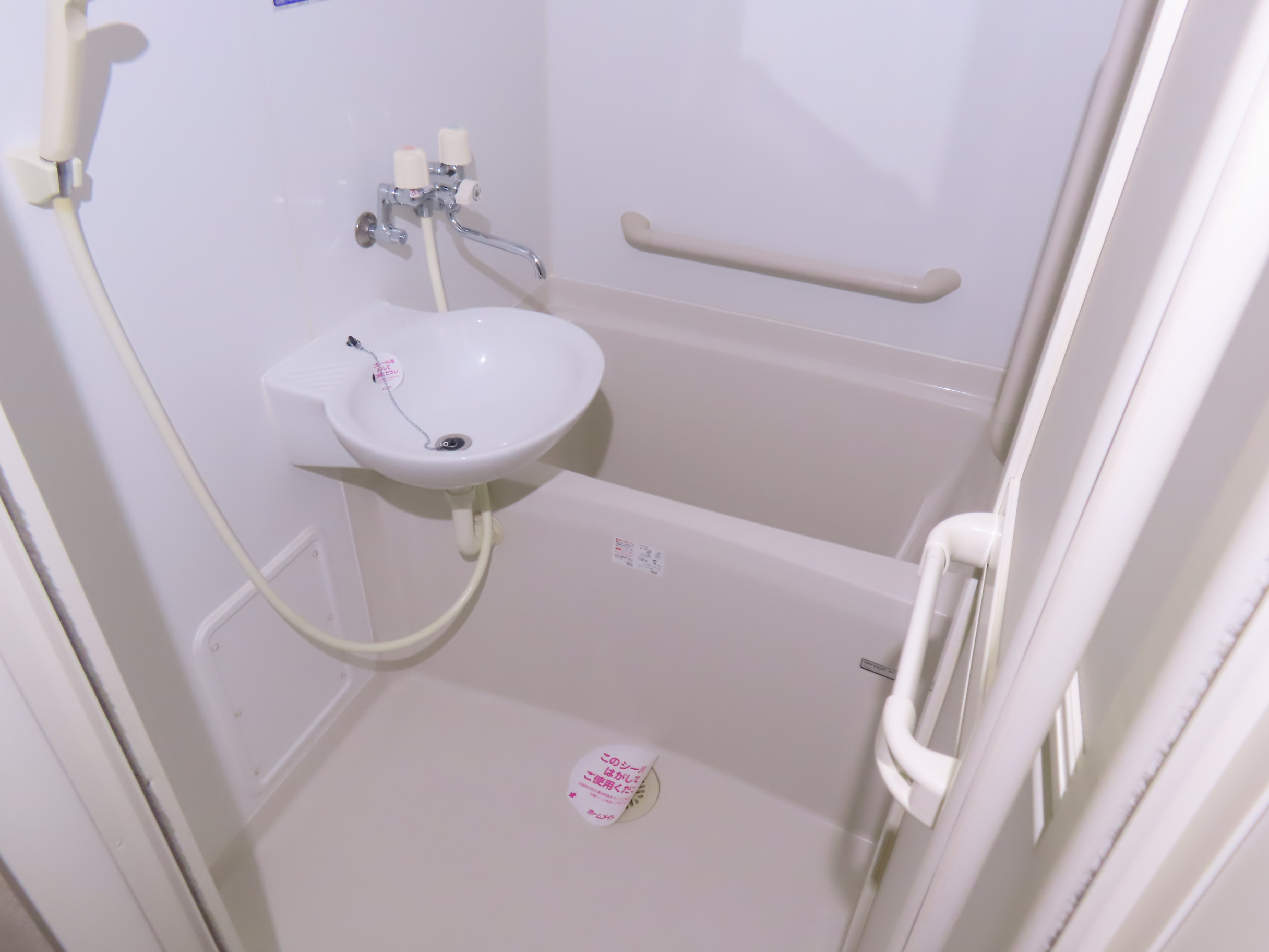 バス・シャワールーム　※同アパートのものを使用しております