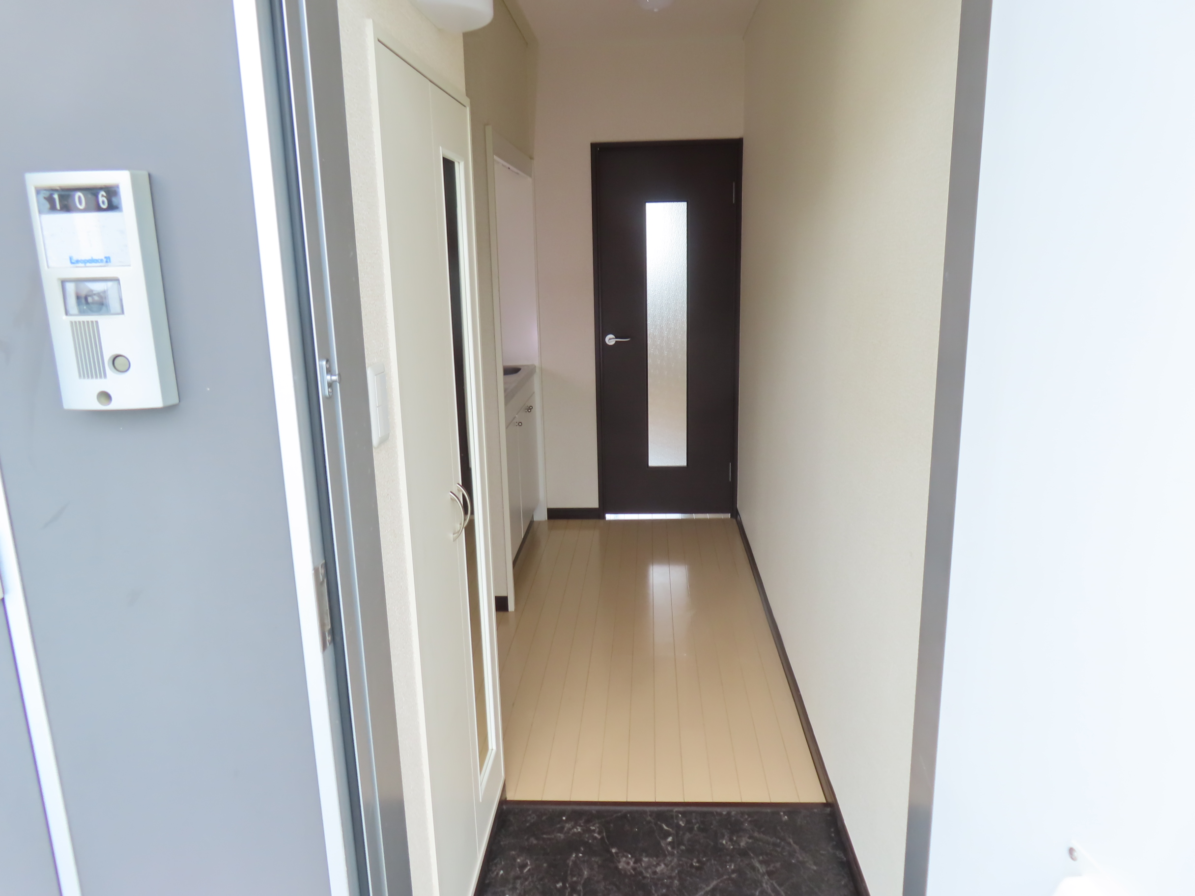 玄関　※同アパートのものを使用しております