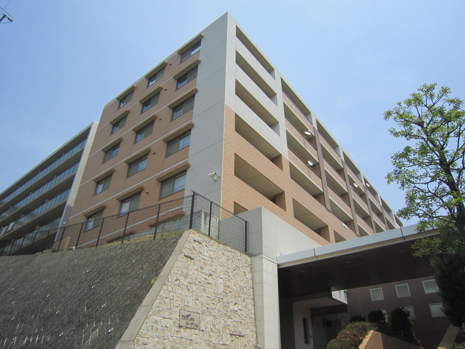 建物外観　高台にございますので、陽当たり良好です！