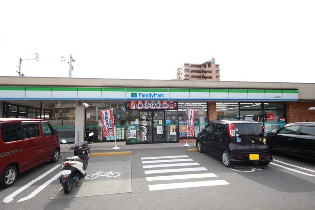 コンビニ　ファミリーマート石手店（コンビニ）まで800m